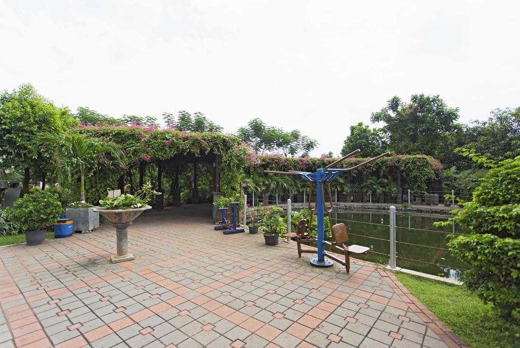 Reddoorz Apartment @ Green Pramuka Jakarta Bagian luar foto