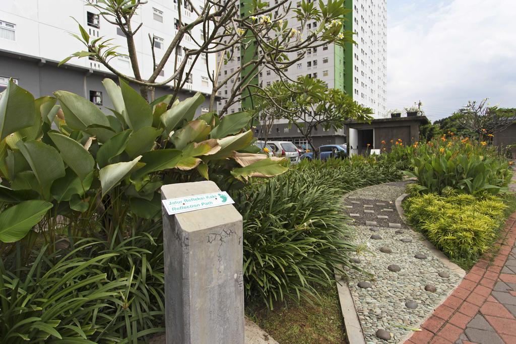 Reddoorz Apartment @ Green Pramuka Jakarta Bagian luar foto