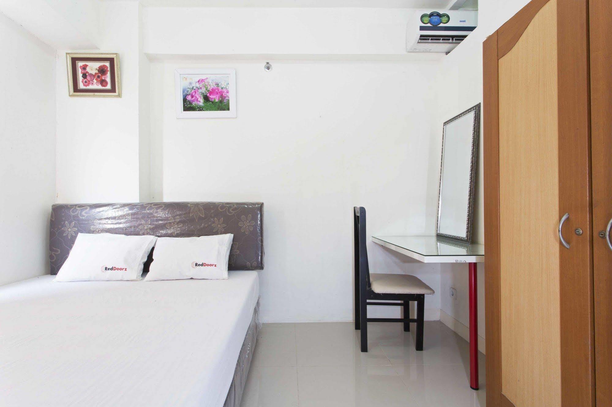 Reddoorz Apartment @ Green Pramuka Jakarta Bagian luar foto