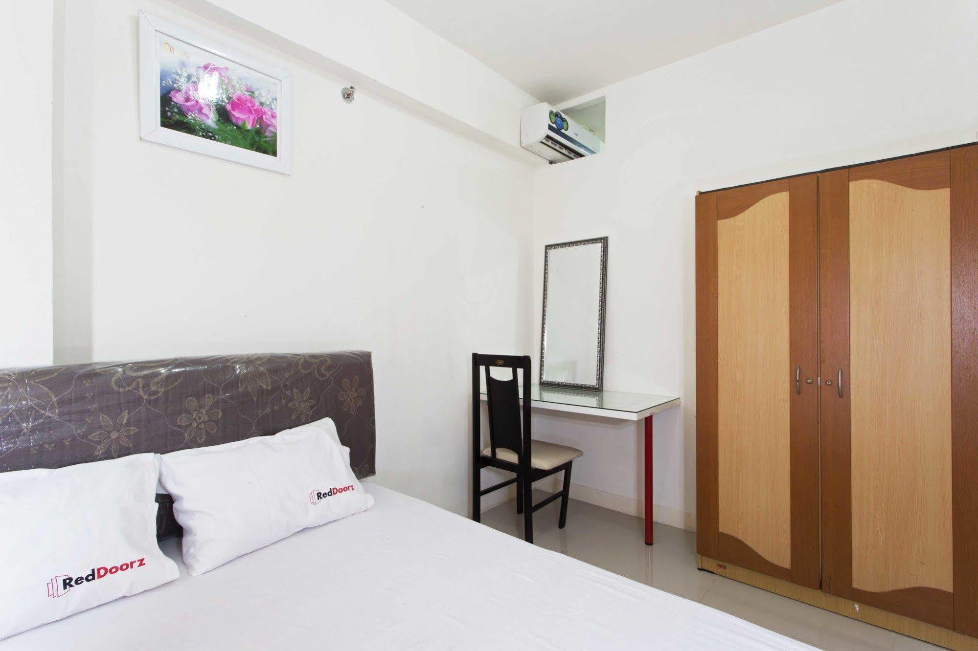 Reddoorz Apartment @ Green Pramuka Jakarta Bagian luar foto