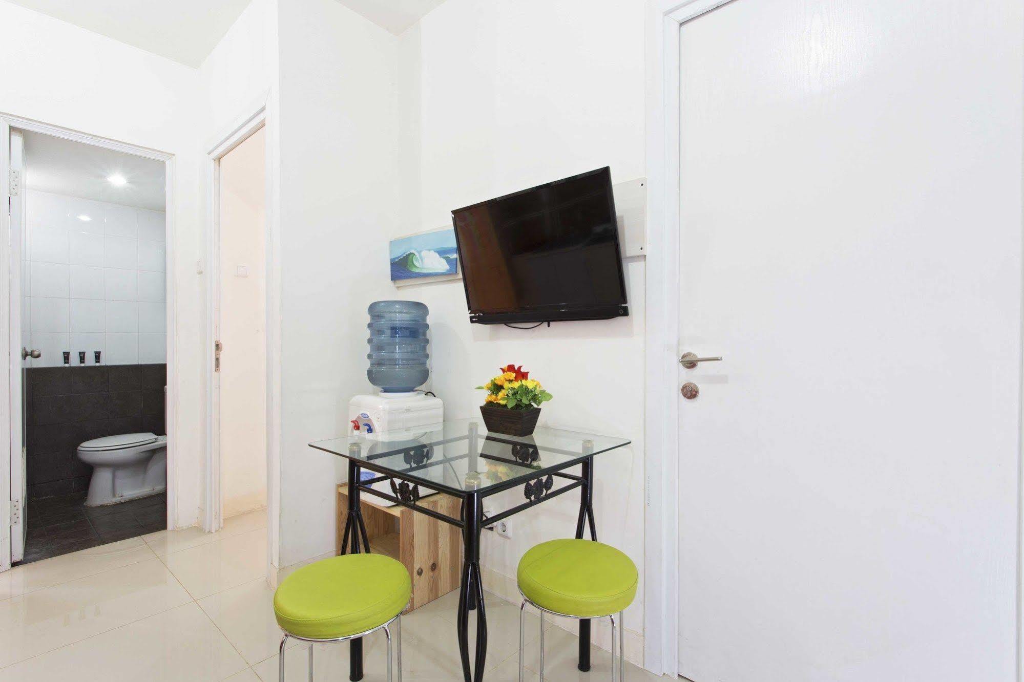Reddoorz Apartment @ Green Pramuka Jakarta Bagian luar foto
