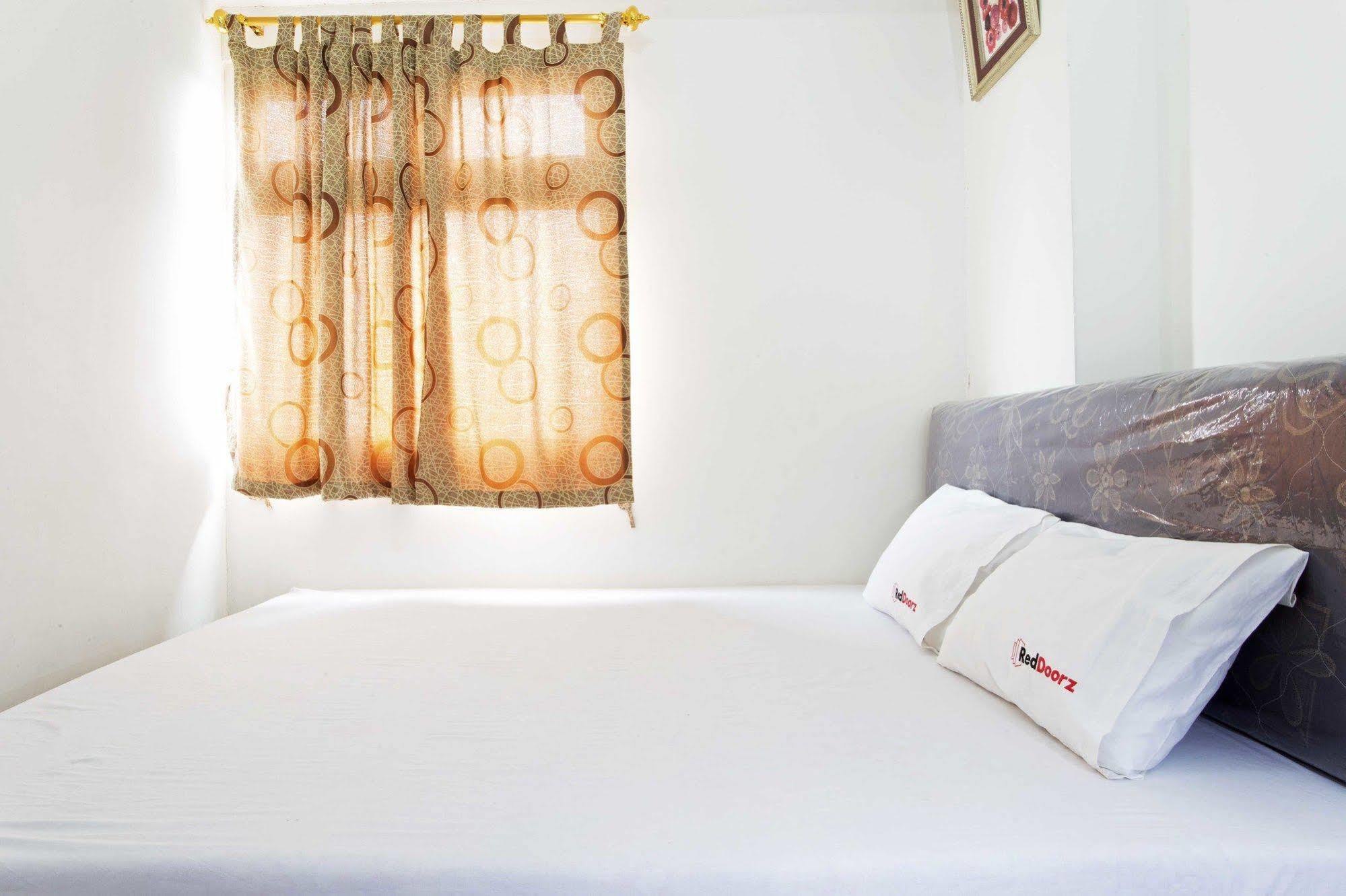 Reddoorz Apartment @ Green Pramuka Jakarta Bagian luar foto