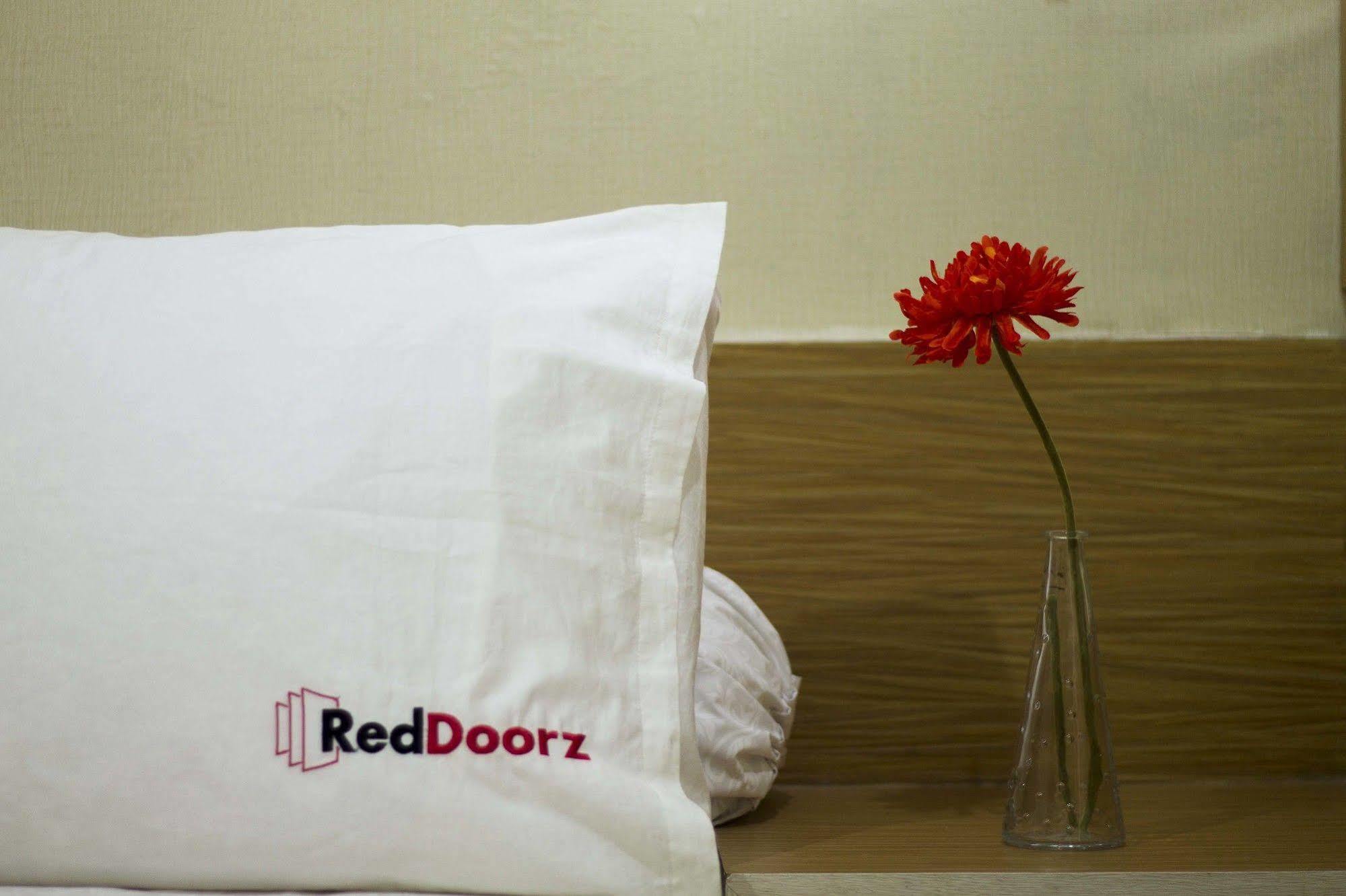Reddoorz Apartment @ Green Pramuka Jakarta Bagian luar foto